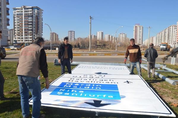 Diyarbakır Büyükşehir Belediyesi'nden Kürtçe-Türkçe yön levhası