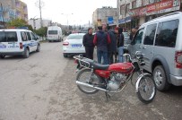 SAKARYA CADDESİ - Adıyaman'da Motosiklet Yayaya Çarptı