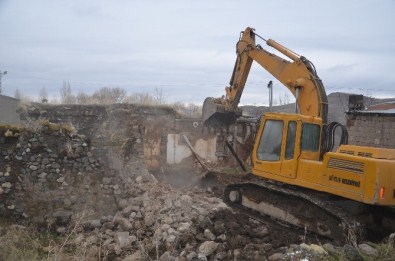 Bünyan Belediyesi 4 Mahallede 74 Metruk Yapıyı Yıktı