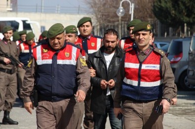 İki kişiyi döverek öldürmüş