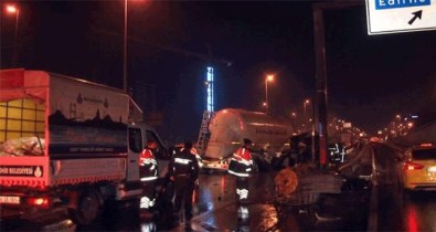 İstanbul'da Bariyerlere Çarpan Beton Tankeri Yan Yattı