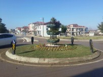 SARıMEŞE - Kartepe Refüjleri Çiçek Açtı