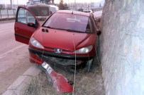 İSLAMOĞLU - Yoldan Çıkan Otomobil, İstinat Duvarına Çarptı Açıklaması 3 Yaralı