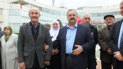 Burhaniye'de Başkan Uysal Umreci Uğurladı