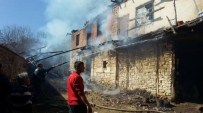 SAMANLıK - Emet'te 2 Ev Ve 1 Samanlık Yandı