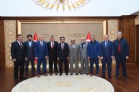 KOCAELİ VALİSİ - Kocaeli Valisi Minibüsçüler Ve Otobüsçüler Oda Yönetimini Makamında Kabul Etti