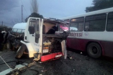 Otobüs İle Tanker Çarpıştı Açıklaması 15 Yaralı