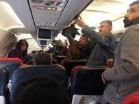 KABİN MEMURLARI - Uçmaktan Vazgeçen Yolcu Uçağın Kalkmasını Uzattı