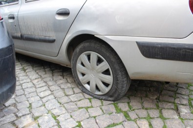 50'Ye Yakın Aracın Lastiğini Kestiler