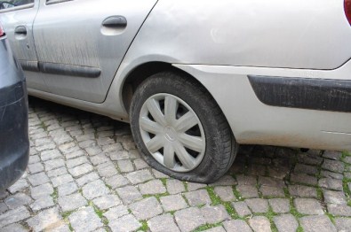 Adıyaman'da 50'Ye Yakın Aracın Tekeri Patlatıldı