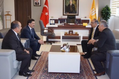 Azerbaycan Milletvekili Hüseynov'dan, Rektör Çelik'e Ziyaret