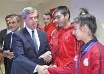 AHMET ÇıNAR - Bitlis'te Başarılı Sporcular Ödüllendirildi
