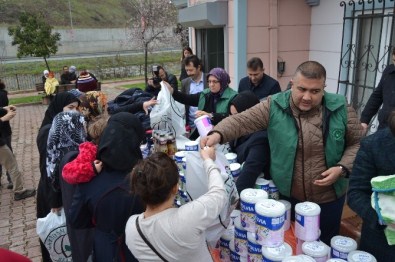 Gaziosmanpaşa'da Suriyeli Ailelere Bebek Maması Ve Eşya Yardımı