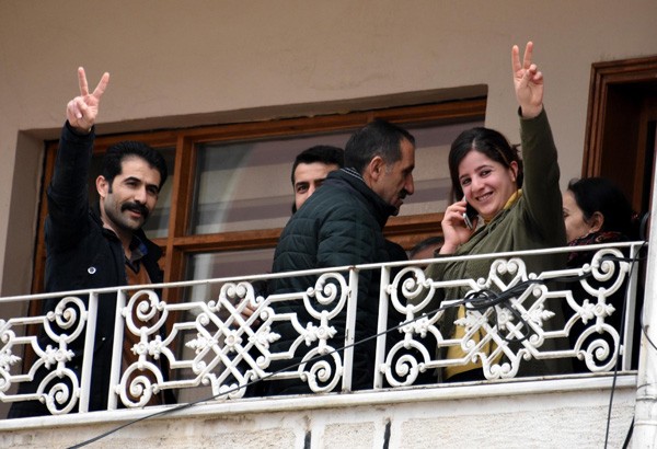 HDP'lilerden tepki çeken zafer işareti