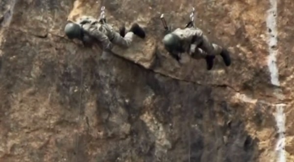 Teröristlere korku salan gözü pek komandolar!