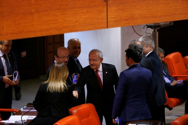 Kılıçdaroğlu, Nazlıaka ile tokalaştı