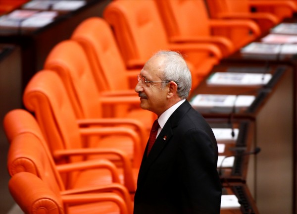 Kılıçdaroğlu, Nazlıaka ile tokalaştı