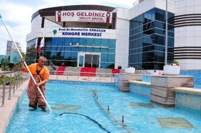 Mamak'ta Havuzlar Temizleniyor