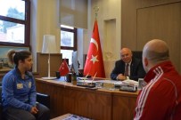 Milli Güreşçi Başkan Eşkinat'ı Ziyaret Etti