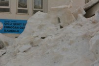 OKUL KAPISI - Sınırda Kar Esareti