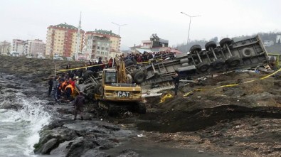 TIR Kayalıklara Uçtu Açıklaması 1 Ölü