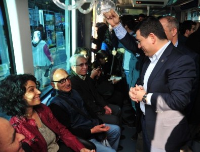 Tütüncü Tramvayda Yolculuk Yaptı