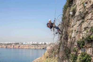 İtfaiyeden Falezlerde Nefes Kesen Tatbikat