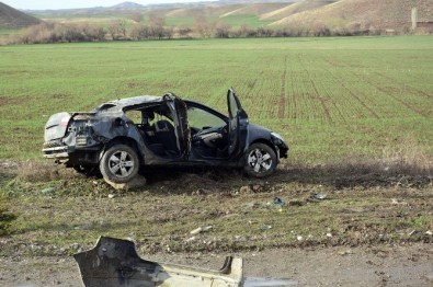 Otomobil Tahta Elektrik Direğini Kırarak Zor Durabildi