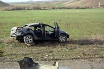 Otomobil Tahta Elektrik Direğini Kırarak Zor Durabildi