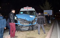 MİNİBÜS ŞOFÖRÜ - Yolcu Minibüsü İle Otobüsü Çarpıştı Açıklaması 2 Yaralı