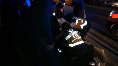 Bariyerlere Çarpan Otomobilin Sürücüsü Yaralandı