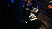 BENZİN İSTASYONU - Bariyerlere Çarpan Otomobilin Sürücüsü Yaralandı