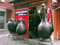 Dünyanın En Büyük Salep Kazanı Ve Çay Demliğini Yaptı, Şimdi De Bin Litrelik Dev Yoğurt Bakracı Yapıyor