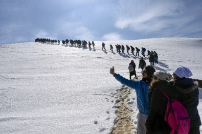 Yüzlerce Üniversite Öğrencisi Zigana Dağı'nda Stres Attı