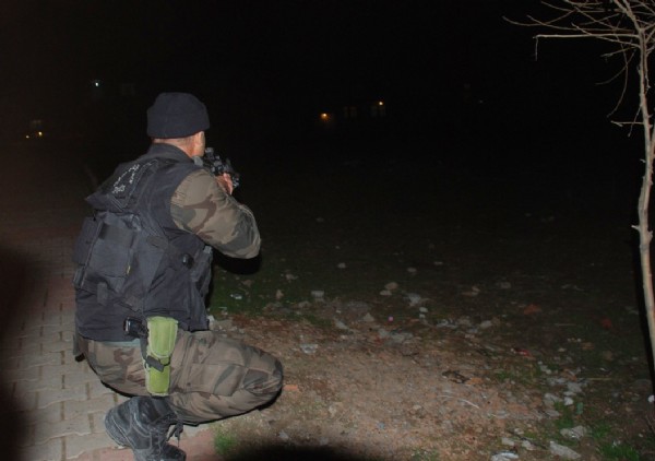 Teröristler gençlik merkezine saldırdı