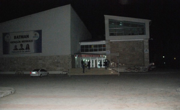 Teröristler gençlik merkezine saldırdı