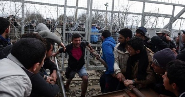 Makedonya'da sınırdaki mülteciler dikenli telleri yıktı