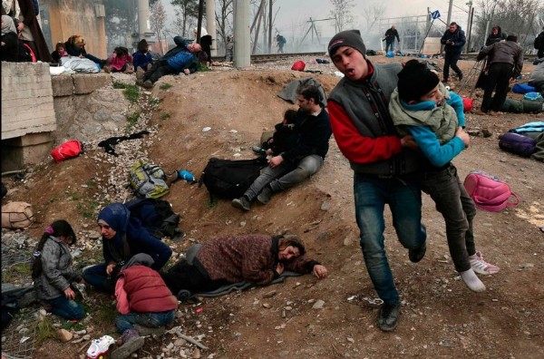 Makedonya'da sınırdaki mülteciler dikenli telleri yıktı