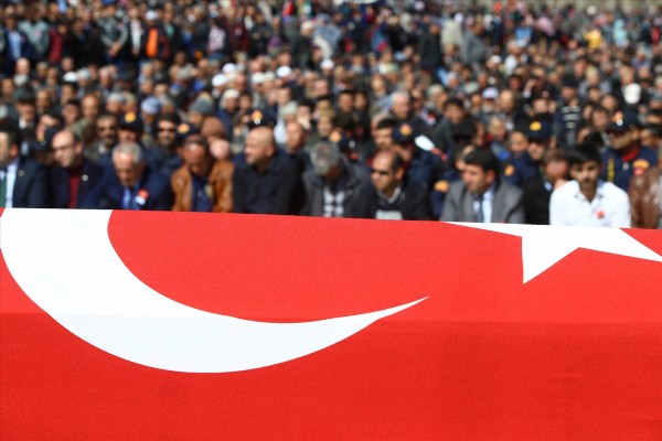 Minik Fatma, şehit babasını son yolculuğuna uğurladı