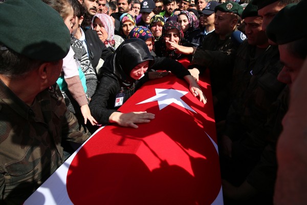 Minik Fatma, şehit babasını son yolculuğuna uğurladı