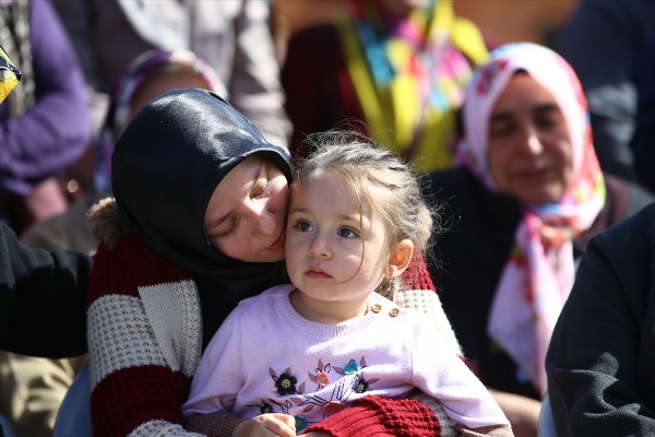 Minik Fatma, şehit babasını son yolculuğuna uğurladı