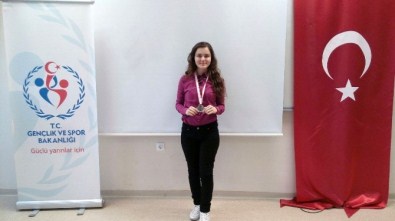 Gediz'in Satranç Ustaları Ezgi Baş Ve Saide Altıntaş Bölge Yarışmalarında