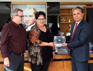 Gönüllü Turizm Elçilerine Uysal'dan Hediye