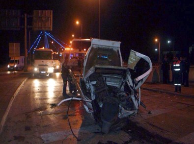 Korkuluklara çarpan araçtan dışarı fırladılar 2 ölü