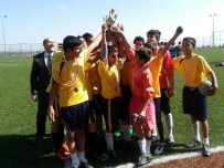 Yıldız Erkeklerde Futbolun Şampiyonu Gülbaba Zeynep Yıldırım Ortaokulu Oldu