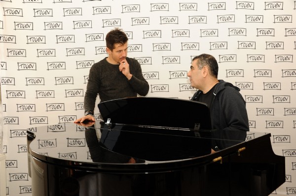 Emre Belözoğlu bu kez sesiyle döktürdü