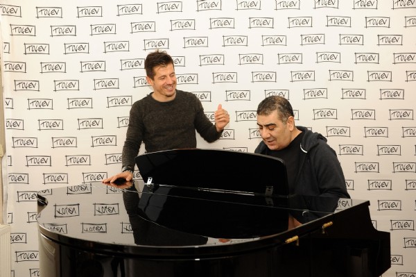 Emre Belözoğlu bu kez sesiyle döktürdü