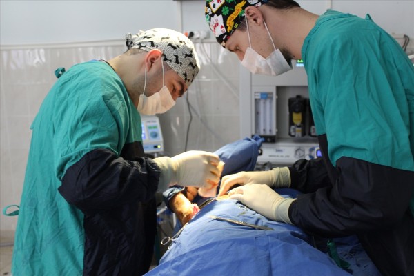 5 bacaklı buzağ görenleri şaşırttı