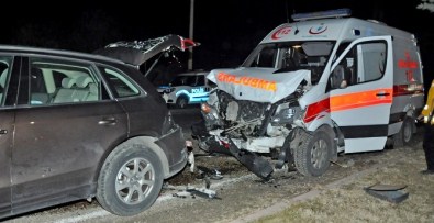 Ambulans Otomobile Çarptı Açıklaması 4 Yaralı