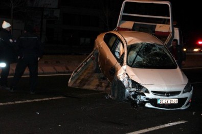 Aydınlatma Direğini Deviren Sürücü Kaçtı